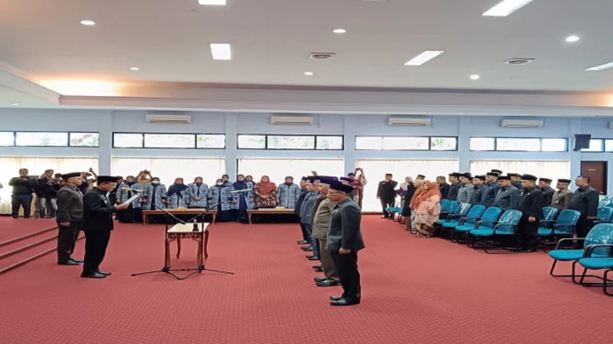 6 pejabat baru kabupaten ciamis dilantik. Bupati berpesan agar pegawai tidak loyo dan harus segar. Belakangan merebak isu jual beli jabatan dalam pelantikan itu