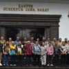 pejabat kota tasik berfoto di gedung sate