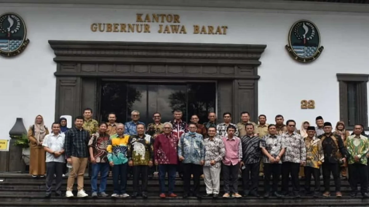 pejabat kota tasik berfoto di gedung sate