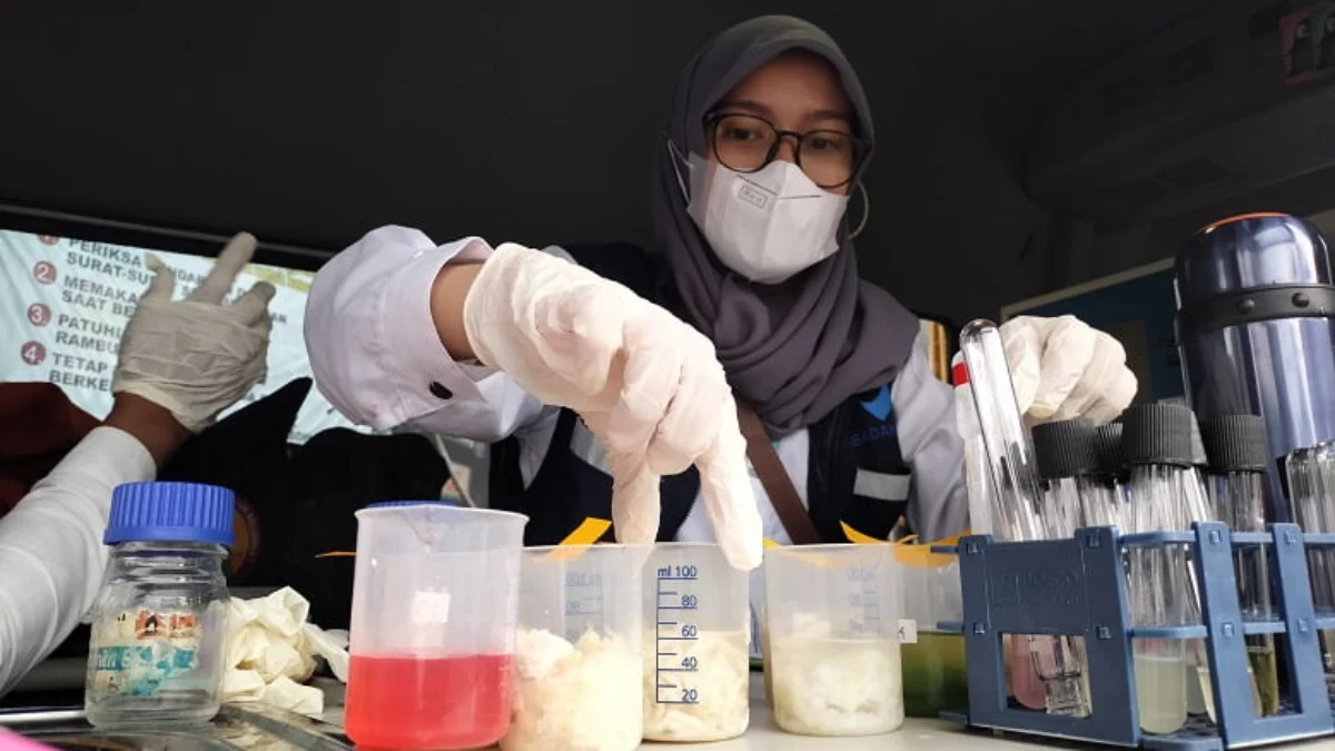 Petugas Badan POM memeriksa sampel makanan takjil yang dijual di kawasan Taman Kota Tasikmalaya.