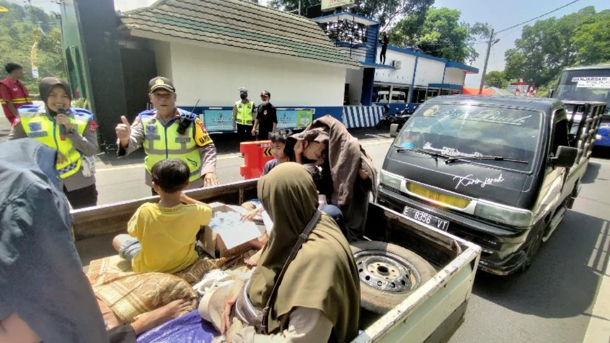 Gratis!!! Polisi Membagikan Ini di Jalur Arus Balik Tasikmalaya