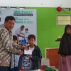 AL Huda Bagikan Parcel dan santunan kepada anak yatim