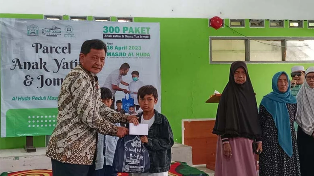 AL Huda Bagikan Parcel dan santunan kepada anak yatim