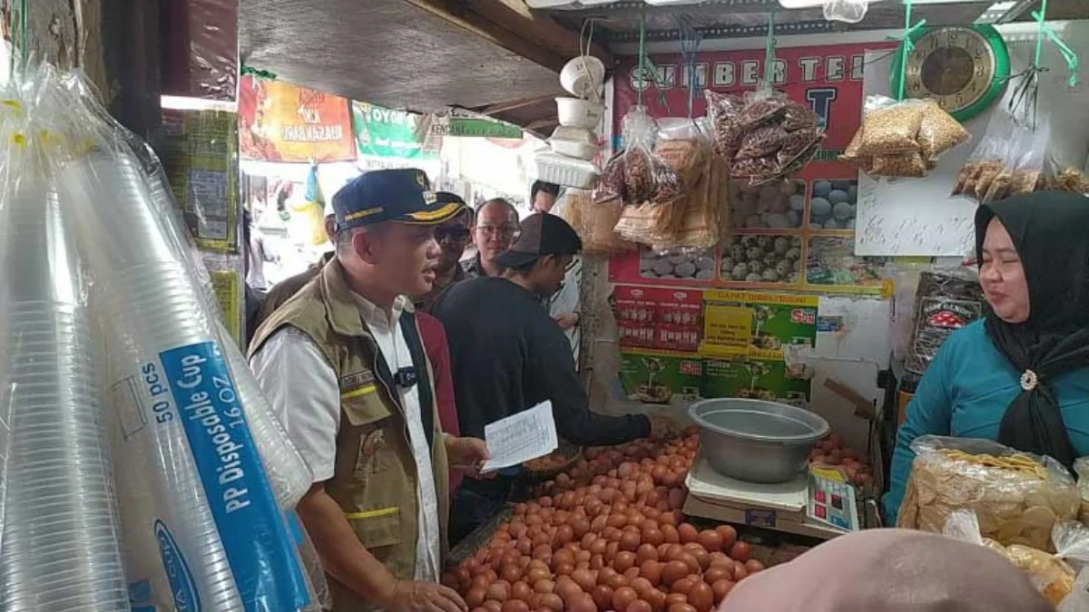 harga daging di Pasar Induk cikurubuk mengalami kenaikkan.