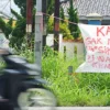 salah satu spanduk terpampang di depan kantor DPRD kota tasikmalaya