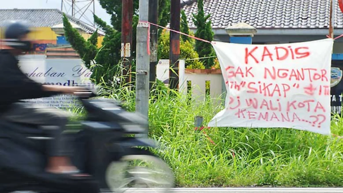 salah satu spanduk terpampang di depan kantor DPRD kota tasikmalaya