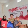 Ketua DPC PDIP Kota Tasikmalaya H Muslim MSi menyerahkan parcel kepada para pengurus partai.