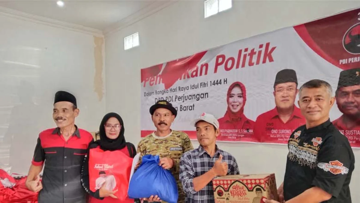 Ketua DPC PDIP Kota Tasikmalaya H Muslim MSi menyerahkan parcel kepada para pengurus partai.