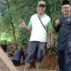 gotong royong membangun saluran irigasi