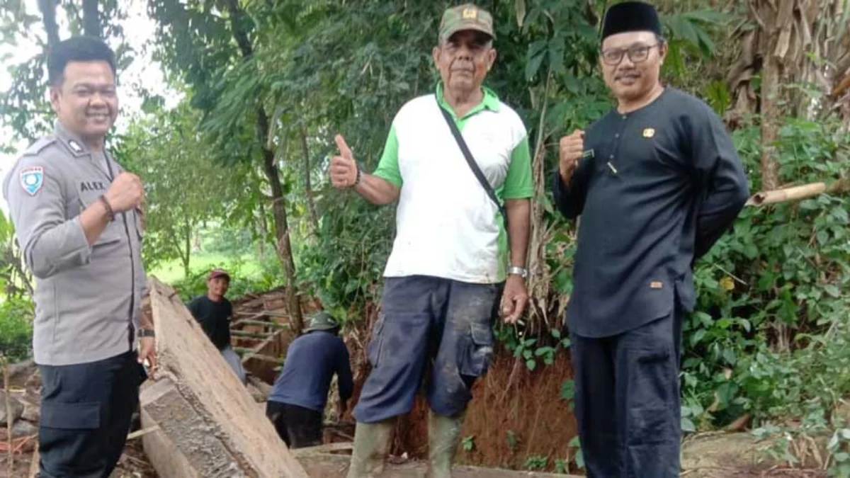 gotong royong membangun saluran irigasi