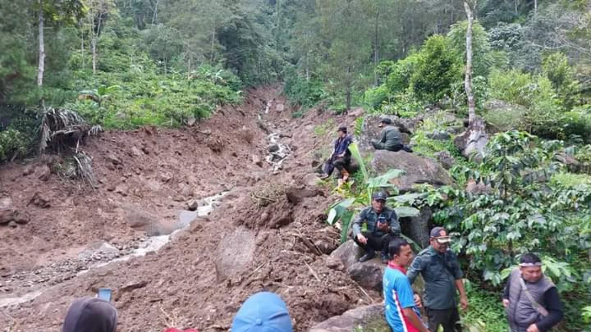 Longsor di kaki gunung sawal