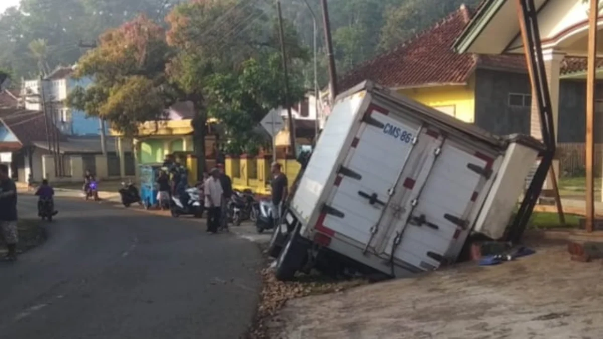 Mobil box menabrak pagar dan sepeda motor honda supra satu orang meninggal dunia