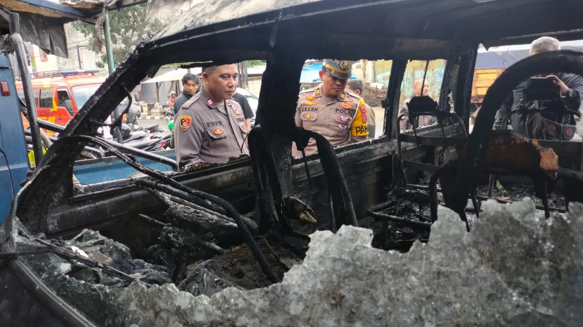 Mobil Zebra Membara di Jalan RE Martadinata Tasikmalaya