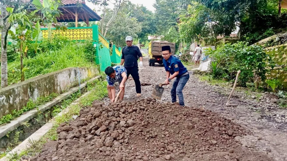 Tambal Jalan Rusak