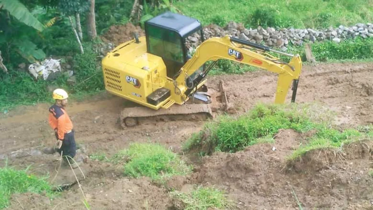 jalan penghubung tasikmalaya-pangandaran tertutup longsor