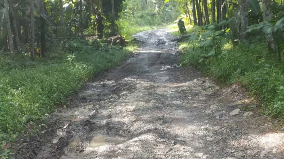 jalan rusak di parungponteng dan sukaraja