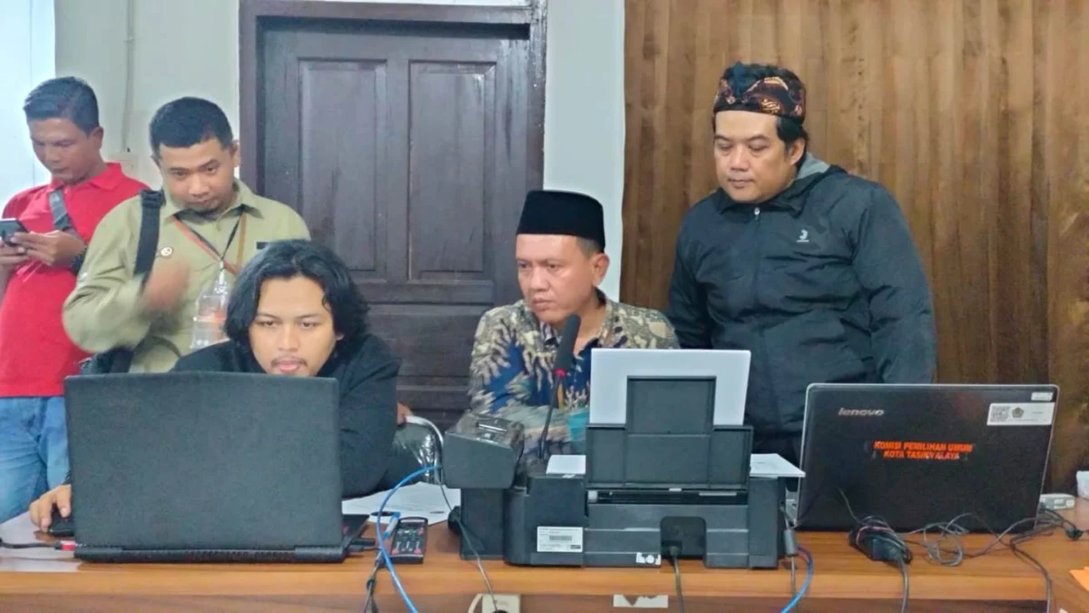 komisioner dan staf kpu Kota tasikmalaya