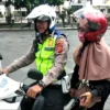 ngidam dibonceng polisi