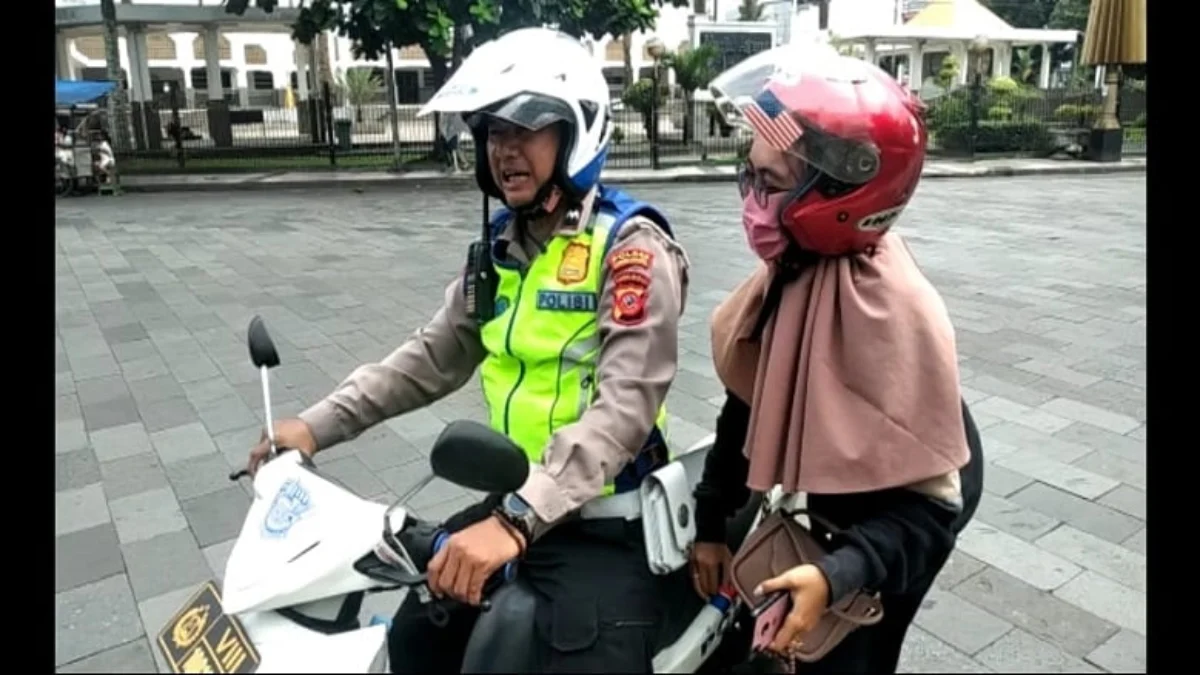 ngidam dibonceng polisi