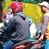 siswa smp bawa sepeda motor dan parkir di alun-alun.