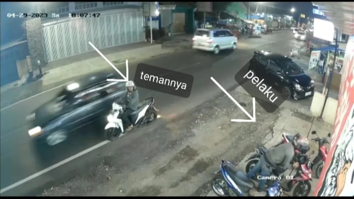 aksi maling motor terekam cctv toko