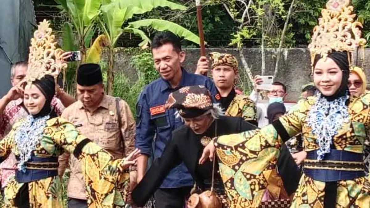 Warga kelurahan tugujaya menyambut tim penilai