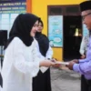 Pppk yang baru dilantik menerima SK pengangkatan