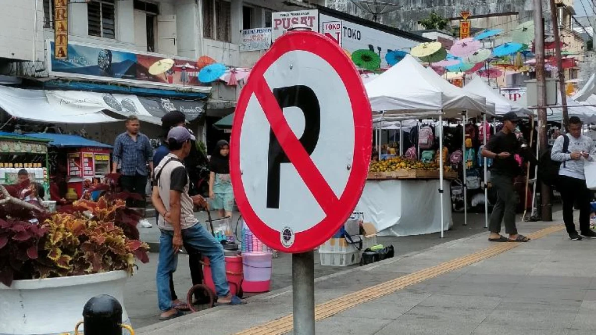 Rambu larangan parkir di jalan HZ Mustofa