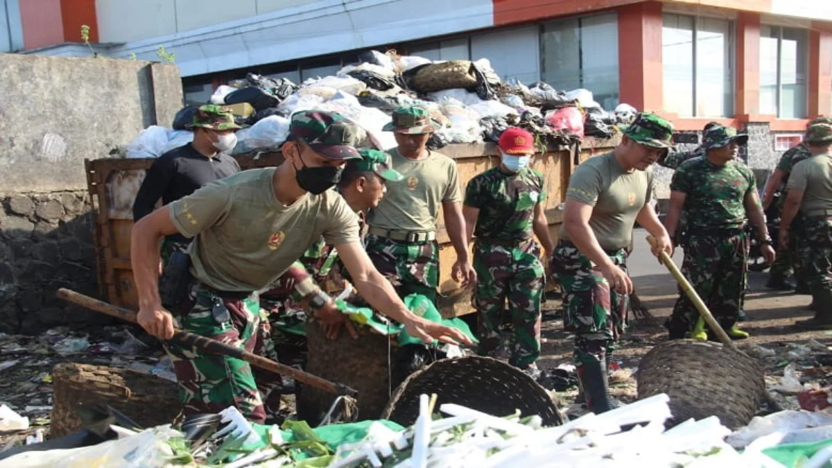 TNI bersihkan tumpukan sampah di TPS pancasila