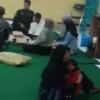 warga mengungsi di bale desa karena takut longsor