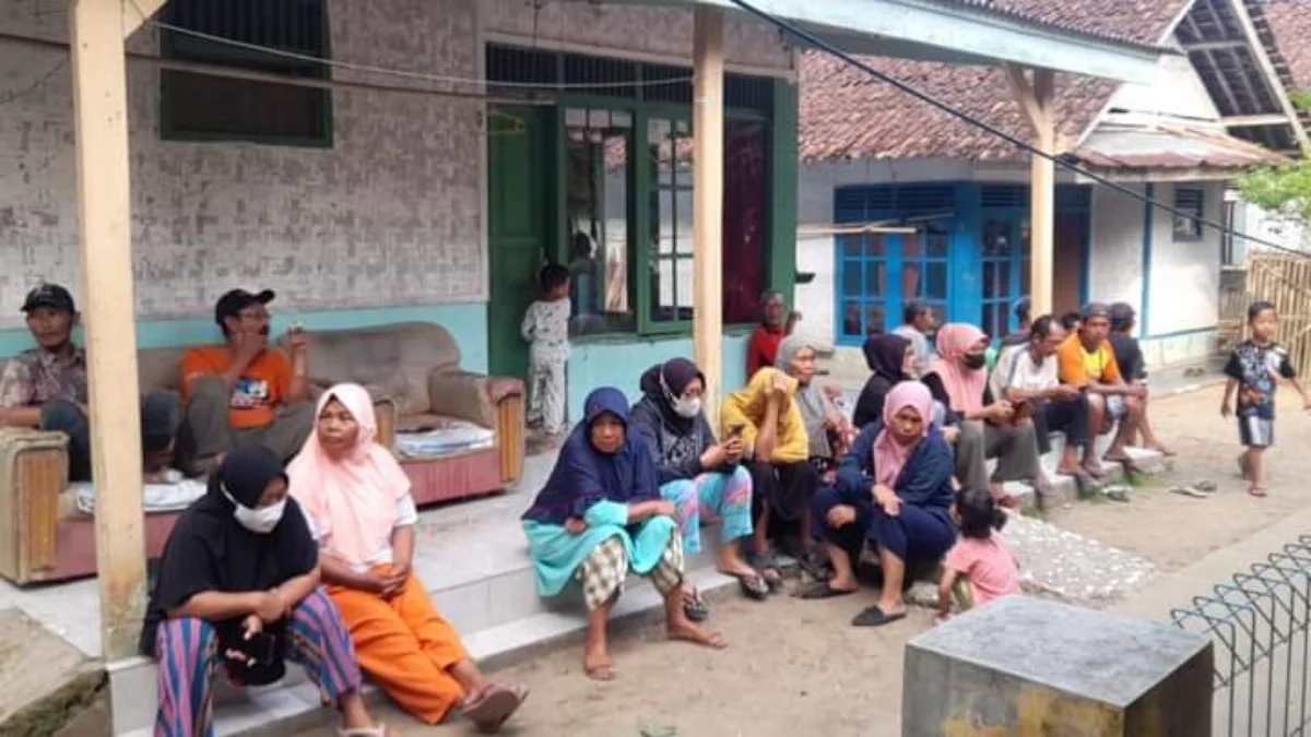 Warga berkerumun di depan rumah muhammad Nurdin