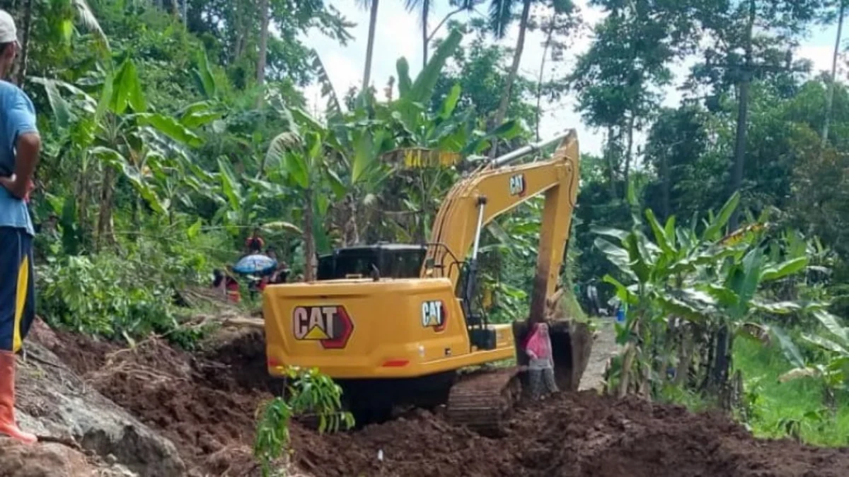 11 Rumah Tertimbun Longsor di Kabupaten Tasikmalaya