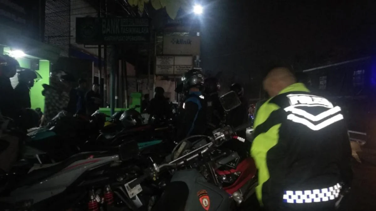 Patroli gabungan polisi merazia motor knalpot bising dan miras