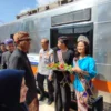 Sekda ciamis H Tatang menyiapkan sambutan khusus untuk penumpang KA Eksekutif yang pertama kali turun di stasiun ciamis