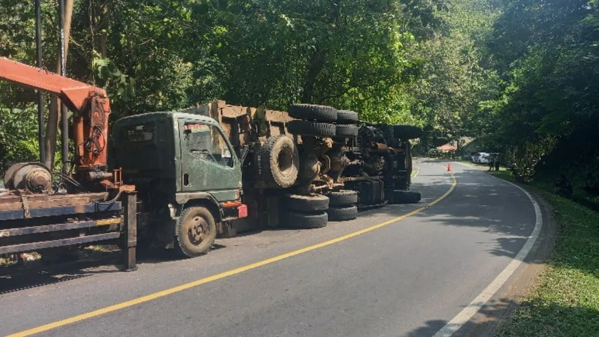 truk pengangkut batu besar terguling