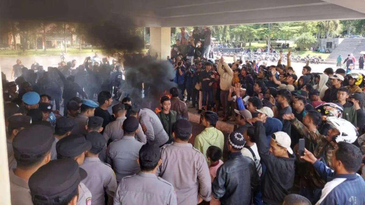 Warga Padakembang Kabupaten Tasikmalaya Demo Jalan Rusak