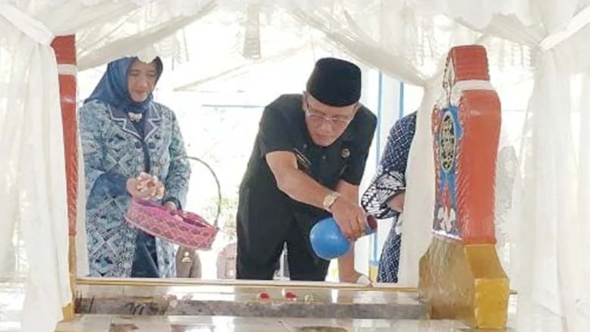 Bupati Kabupaten Ciamis Herdiat Sunarya berziarah.