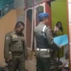 Satpol PP merazia salah satu kamar kos di Jalan Brigjen Sutoko