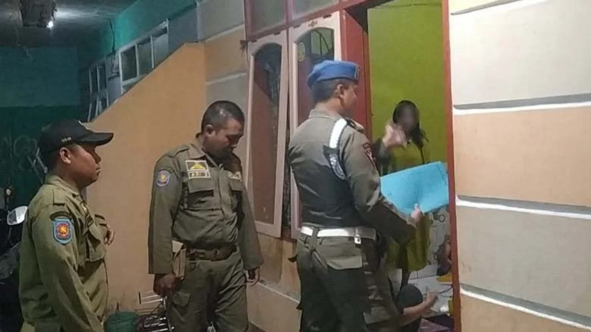 Satpol PP merazia salah satu kamar kos di Jalan Brigjen Sutoko