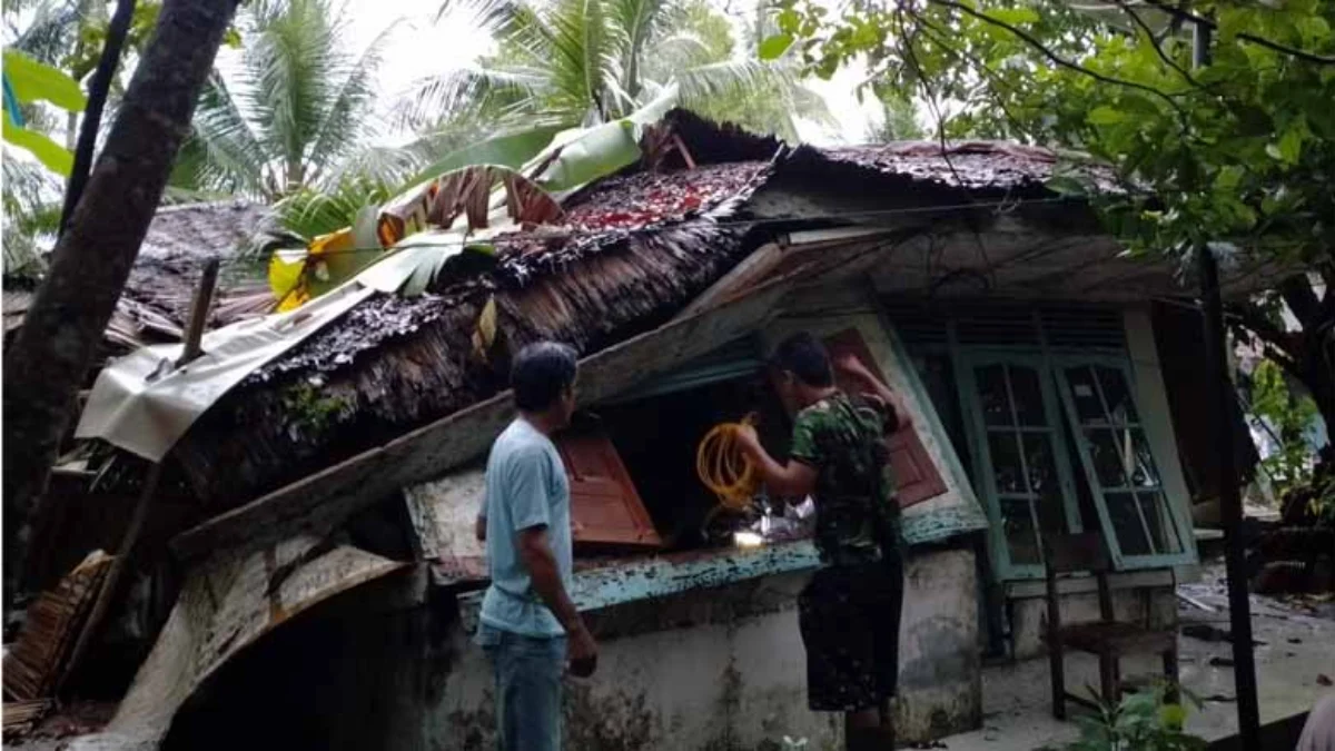 rumah ambruk