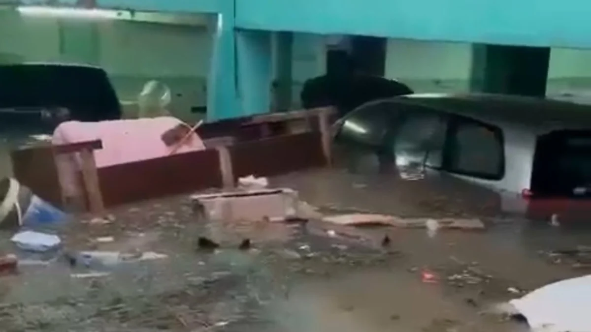 Banjir Tasikmalaya setelah hujan deras, banjir di pesantren Huda Manonjaya.