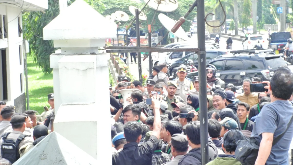 Demo mahasiswa HMI di bale kota tasikmalaya