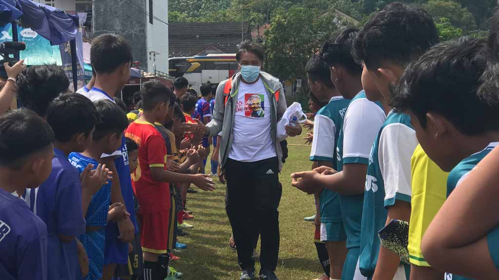 Legenda Persib Bandung Coaching Clinic Di Kota Banjar Tertarik Talenta Pesepakbola Muda