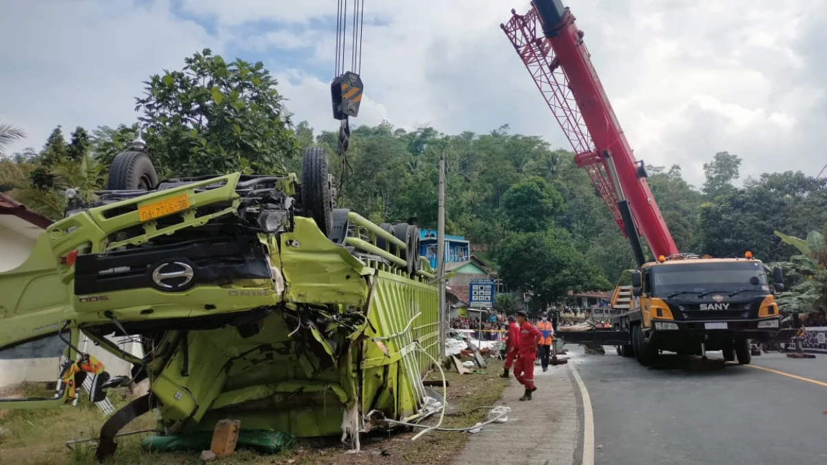 Nasib sopir truk terjun ke sungai di Tasikmalaya