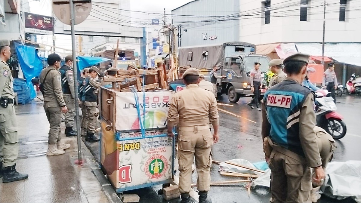 Satpol PP Kabupaten Garut menertibkan pedagang kaki lima