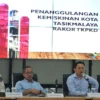 pj wali kota cheka virgowansyah menginstruksikan opd menempel stiker pada pada rumah keluarga miskin yang sudah divalidasi berdasar data kemiskinan terbaru