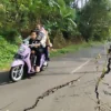 jalan menuju jembatan cirahong