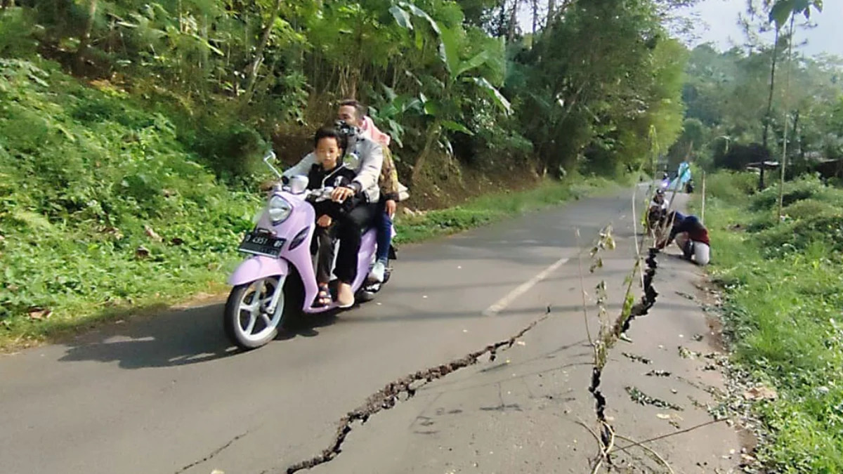 jalan menuju jembatan cirahong