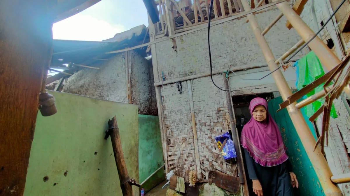 hujan deras rumah rusak di Kota Tasikmalaya