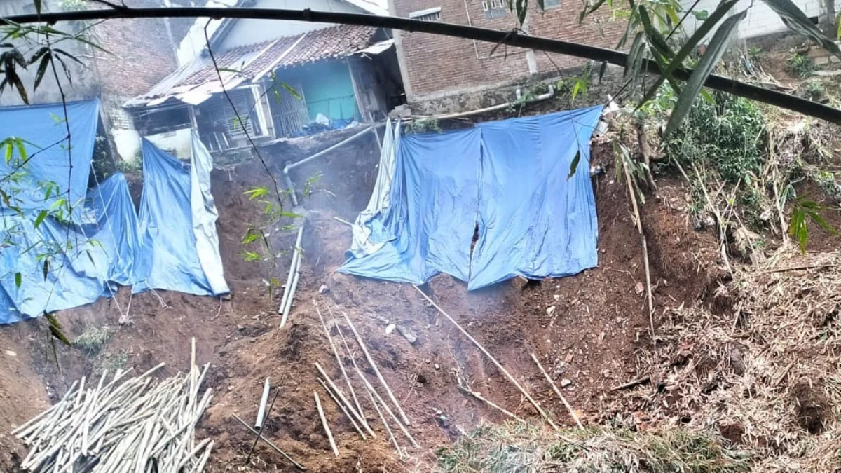 rumah terancam tanah longsor di kabupaten ciamis